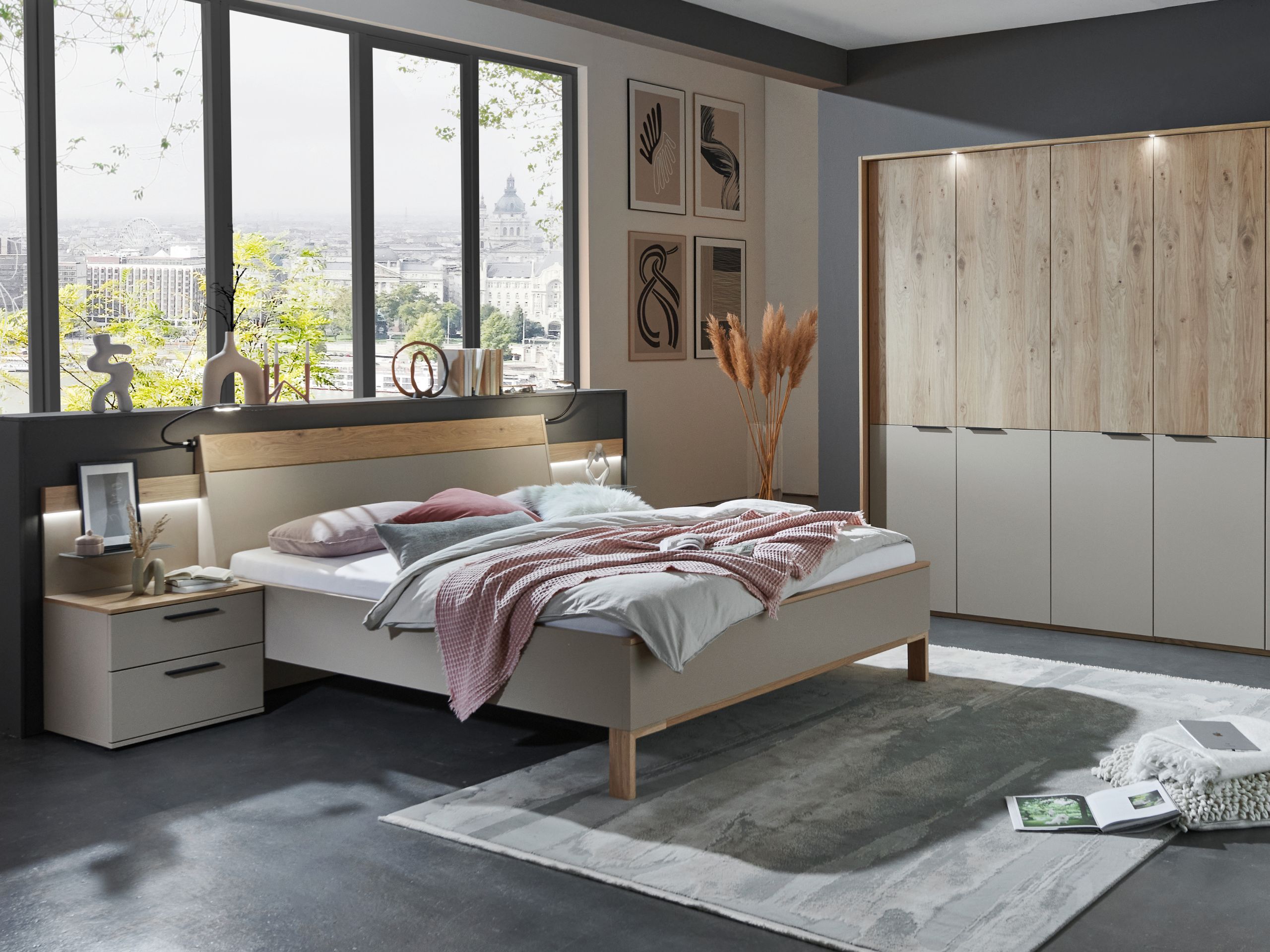 Schlafzimmerkombination Cuneo mit sechstürigem Kleiderschrank, Doppelbett mit schwebendem Fußteil und Hängekonsolen mit Panelaufsatz und Glasboden, sowie indirekter Beleuchtung.