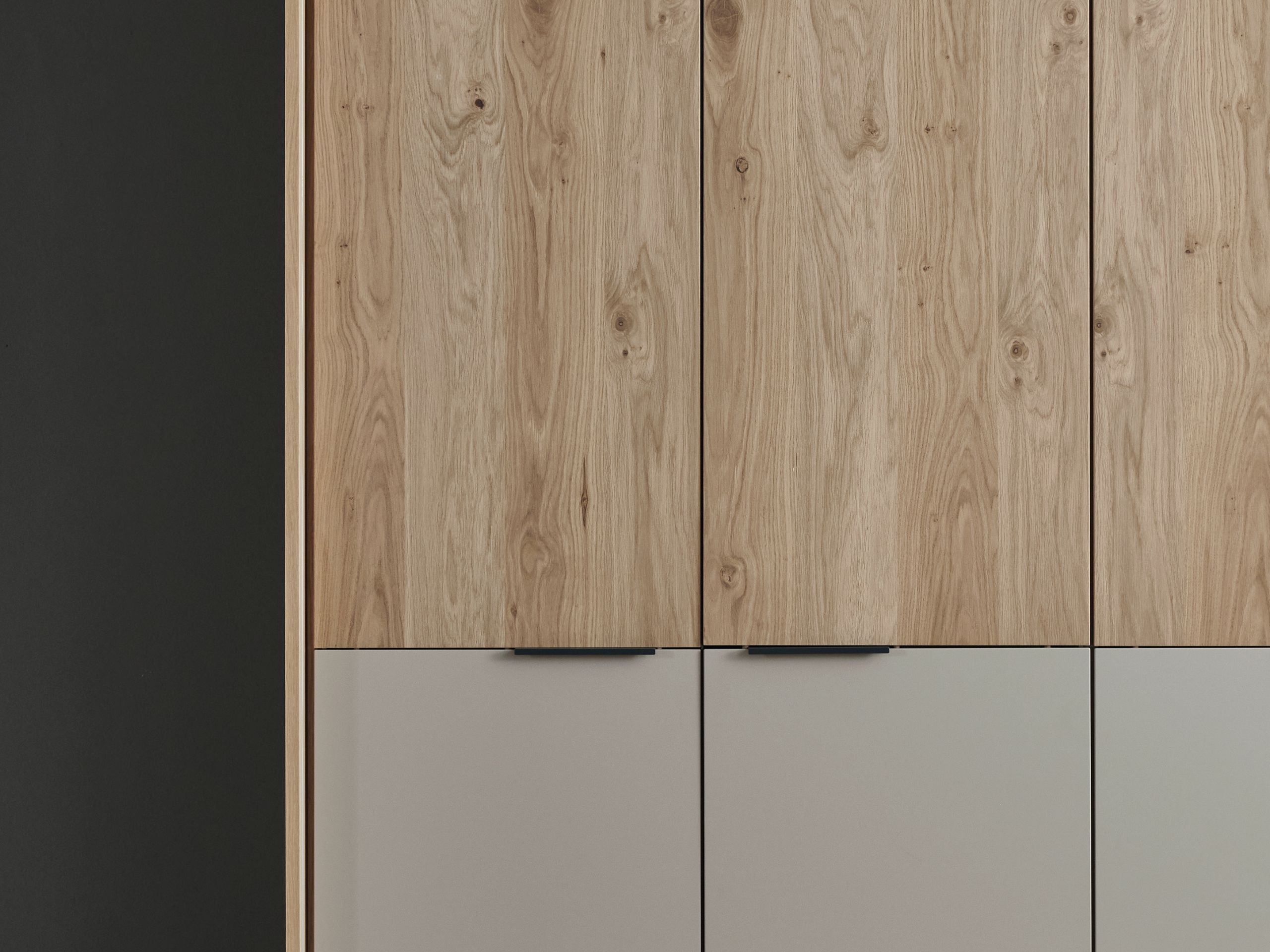 Ausschnitt Kleiderschrank Cuneo  in Lack Taupe und Balkeneiche