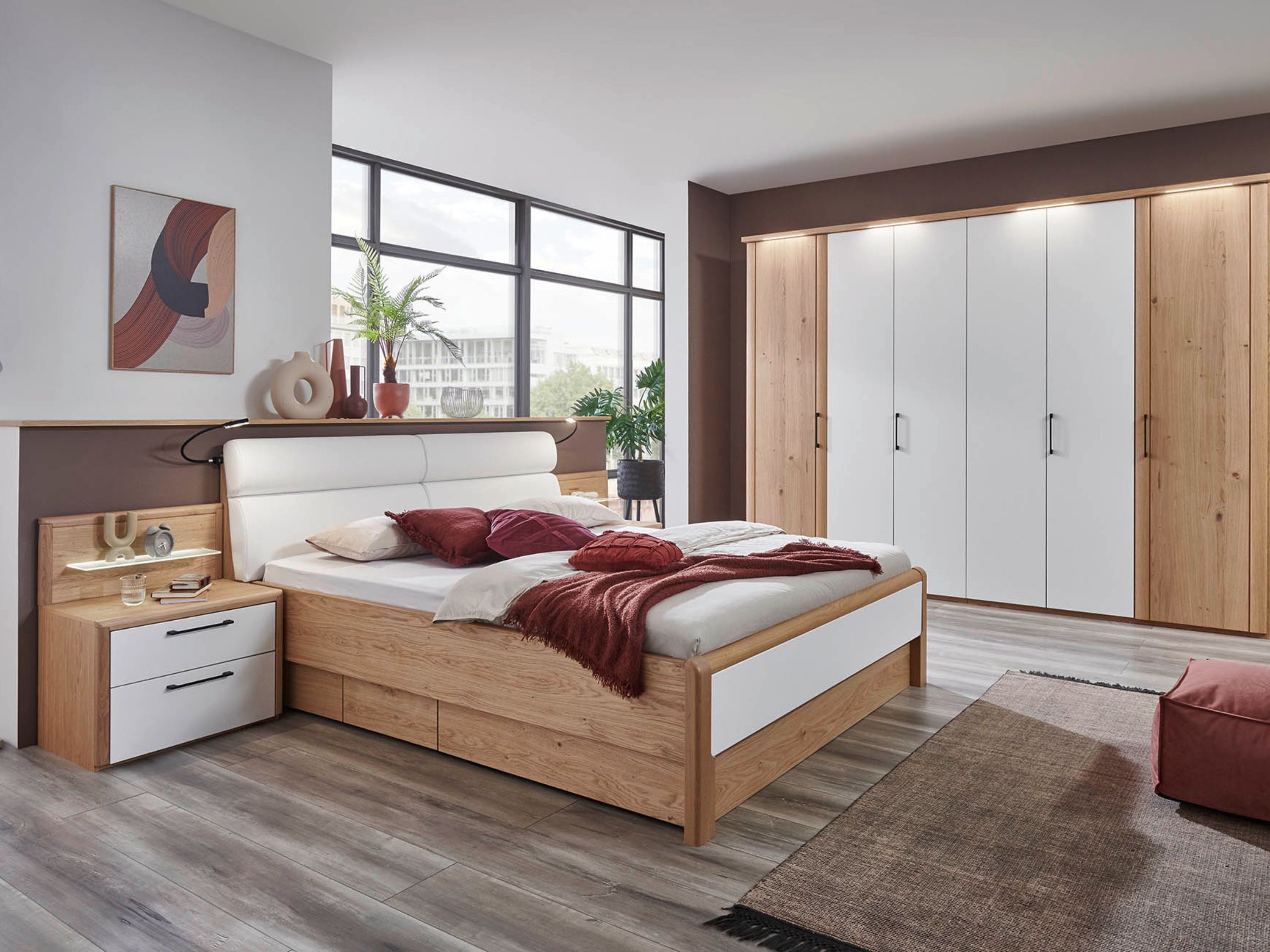 Disselkamp Coretta 2.0 Millieubild Schlafzimmer Doppelbett, Nachtkonsole und Drehtuerenschrank Balkeneiche Lack Weiss