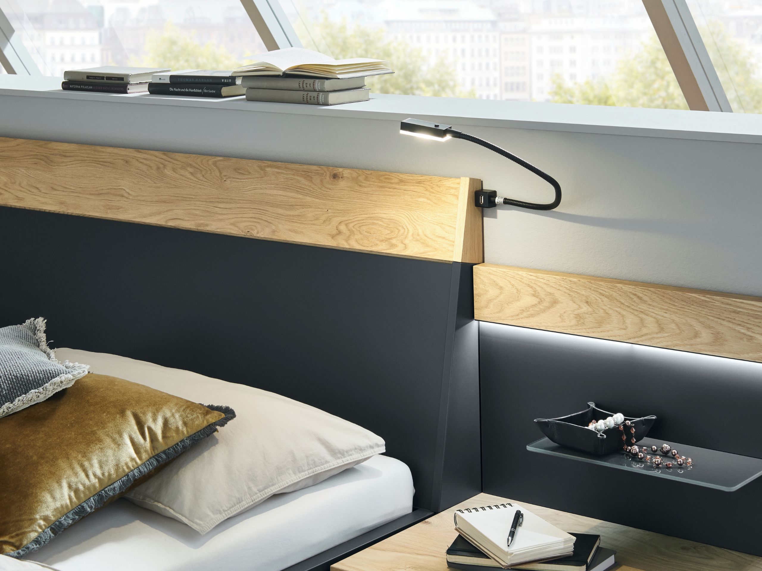 Bett Cuneo mit Fokus auf das Kopfteil und LED Flex Leuchten