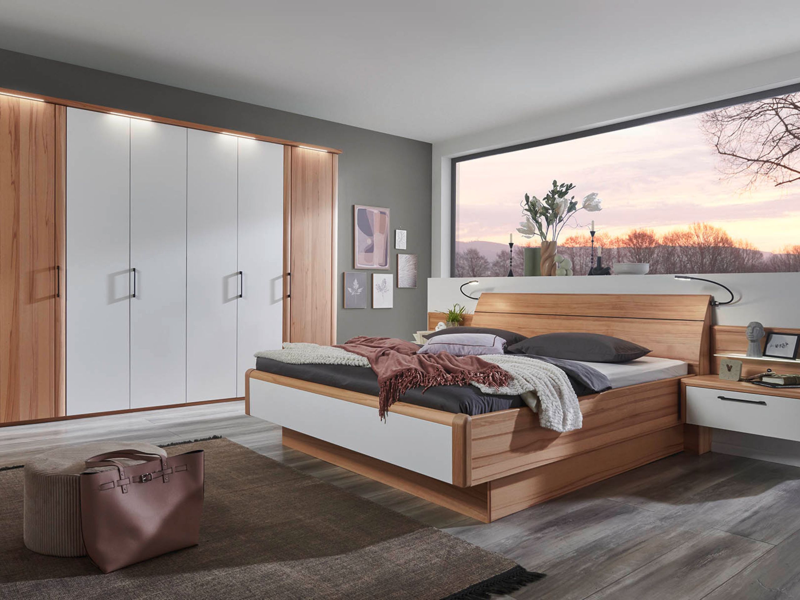 Disselkamp Coretta 2.0 Doppelbett Millieubild Schlafzimmer Kernbuche Lack Weiss Drehtuerenschrank, Doppelbett und Haengekonsolen